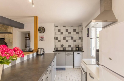 Montaigu-la-Brisette Cottage | *Charming Cottage, Near St Vaast la Hougue, Pet-Friendly, Private Yard, WiFi, Fireplace*