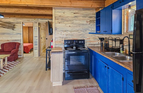 Alpine Village Cabin | Charming cabin close to activities with spacious deck and great views