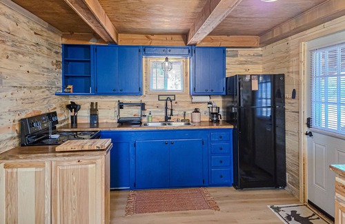 Alpine Village Cabin | Charming cabin close to activities with spacious deck and great views