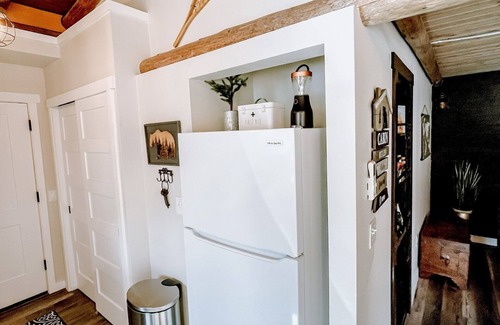 Concrete Cabin | Charming Cabin Getaway w/Hot Tub & River Mt. Views