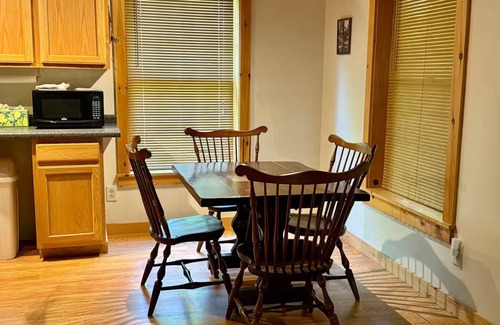 Burnham Cabin | Charming cabin with AC in Burnham - Perfect getaway.