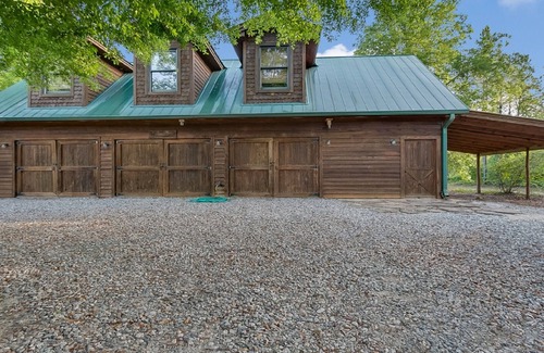 White Oak Cabin | Charming cabin with Fire pit, outdoor seating and grill, covered pavillion.