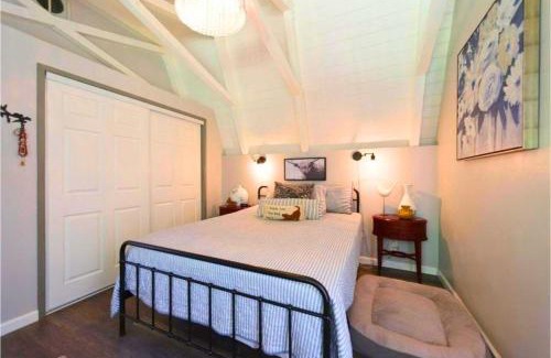 Placerville House | Charming cabin with private creek