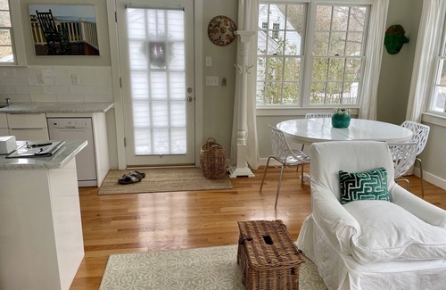 Duxbury Cottage | Charming cape cod cottage on beautiful grounds