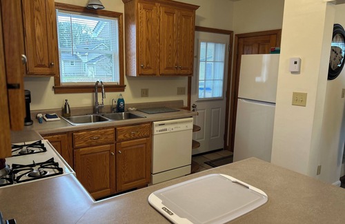 Grove City House | Charming Cape Cod - Walking Distance to GCC