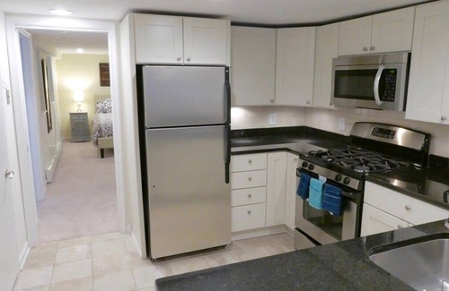 Lanier Heights Apartment | Charming City Centered Walk to Zoo!