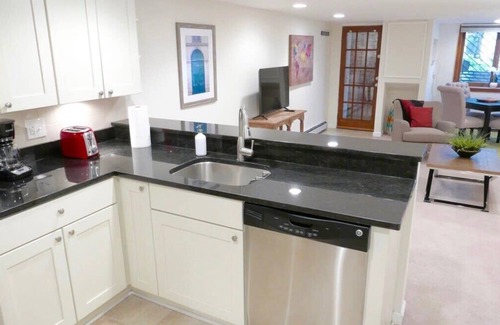 Lanier Heights Apartment | Charming City Centered Walk to Zoo!