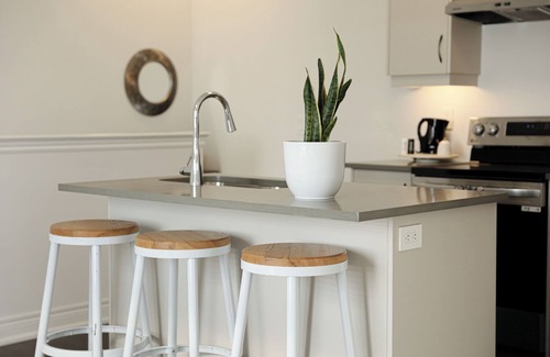 Markham Apartment | 🌟 Charming Coach House with Stunning Pond Views in Markham 🌅 🌊