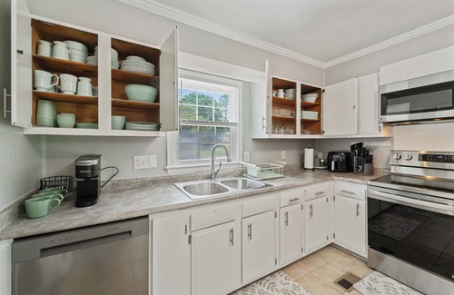 Westgate House | Charming Coastal Getaway! Minutes from Camp Lejeune,coastal beaches & downtown!