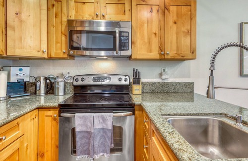 Incline Village Condo | Charming condo near the lake with grill, full kitchen, & W/D