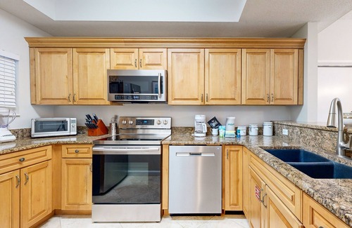 Sandestin Condo | Charming condo with pool, hot tub, balcony, tennis, sauna, & washer/dryer