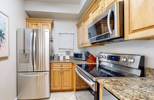 Sandestin Condo | Charming condo with pool, hot tub, balcony, tennis, sauna, & washer/dryer