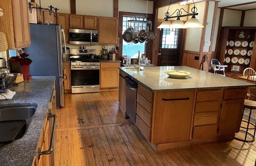 Elizabethtown House | Charming & Convenient 6 Bedroom Mountainside Lodge