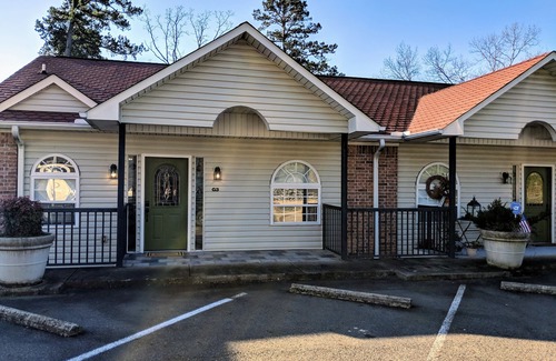 Mid America Condo | Charming, Conveniently Located Hot Springs Condo