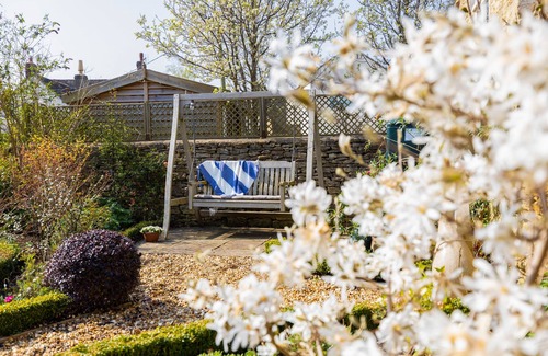 Sherston House | Charming Cotswold Stone Cottage with 3 Large En-Suite Bedrooms and Pretty Garden