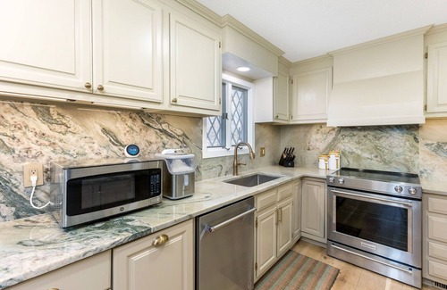 Powell House | Charming Cottage Columbus Zoo, Entire Family Stay! 5 Bedrooms! 7 Mins to Zoo!