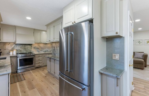 Powell House | Charming Cottage Columbus Zoo, Entire Family Stay! 5 Bedrooms! 7 Mins to Zoo!