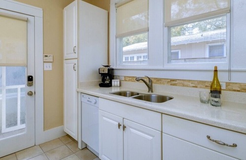 Laurel Park House | Charming Cottage DOWNTOWN SARASOTA. MINUTES FROM SIESTA KEY!