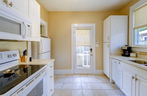 Laurel Park House | Charming Cottage DOWNTOWN SARASOTA. MINUTES FROM SIESTA KEY!