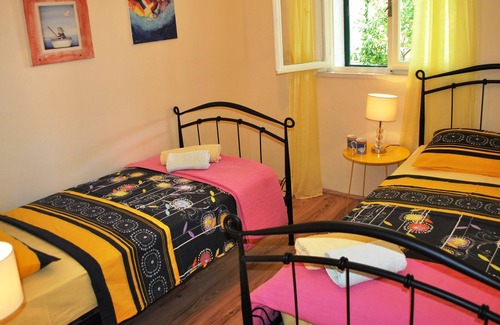 Bol Cottage | Charming Cottage + Garden 50m to Beach, 20m to Restaurant, Quiet Neighbourhood