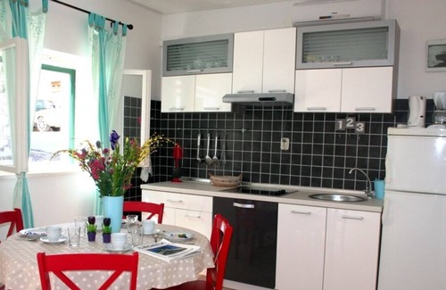 Bol Cottage | Charming Cottage + Garden 50m to Beach, 20m to Restaurant, Quiet Neighbourhood