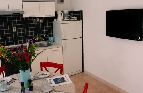 Bol Cottage | Charming Cottage + Garden 50m to Beach, 20m to Restaurant, Quiet Neighbourhood