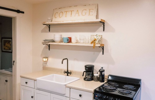 Lynchburg Cottage | Charming cottage in Lynchburg close to the Blue Ridge Mountains & Liberty U