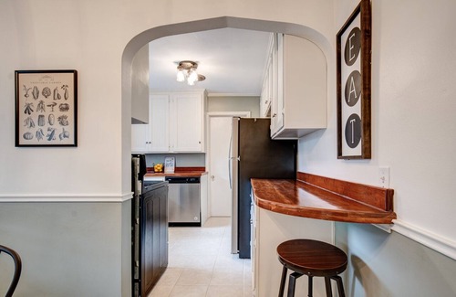 Ottawa House | Charming Cottage in Toledo's popular Old Orchard neighborhood!