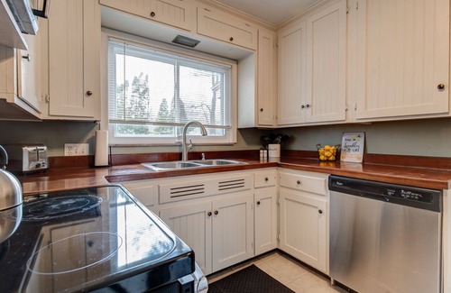Ottawa House | Charming Cottage in Toledo's popular Old Orchard neighborhood!