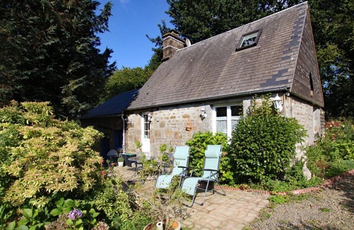 Beauficel Cottage | Charming Cottage in Verdant Valley with Private Garden, BBQ, and Optional Yurt for Nature Lovers