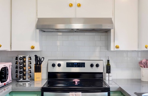 Sellwood-Moreland Cottage | Charming cottage in walkable Sellwood - free parking, WiFi, dedicated workspace