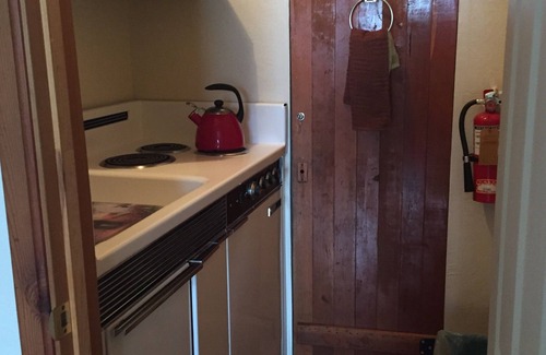 Dorrington Cottage | Charming Cottage Just Behind The Historic Dorrington Hotel!