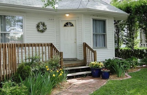 Manhattan Cottage | Charming Cottage-Modern Amenities-Quiet Downtown Neighborhood