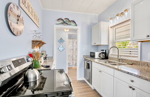 Anna Maria House | Charming Cottage Near Bay and Beach