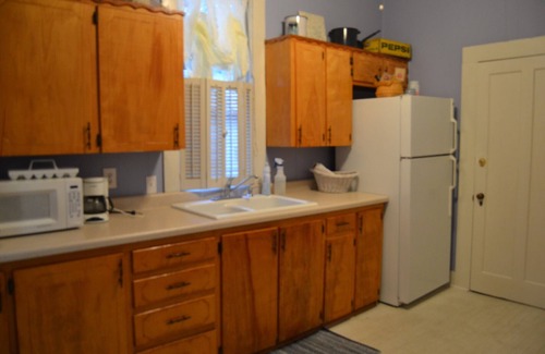 Bonham House | Charming Cottage near Lake Community
