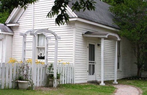 Bonham House | Charming Cottage near Lake Community
