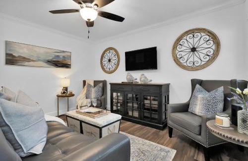 Montgomery House | Charming Cottage on 7 acres with Pond