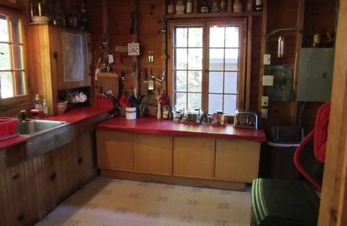 Naples Cottage | Charming cottage on the water, beautiful lawn, dog friendly, ideal for summer!