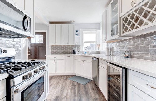 Fair Haven Cottage | Charming cottage right on the canals of Lake St. Clair!