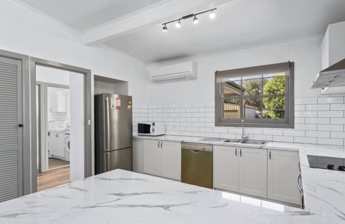 Golden Point House | Charming Cottage-Stylish Haven!