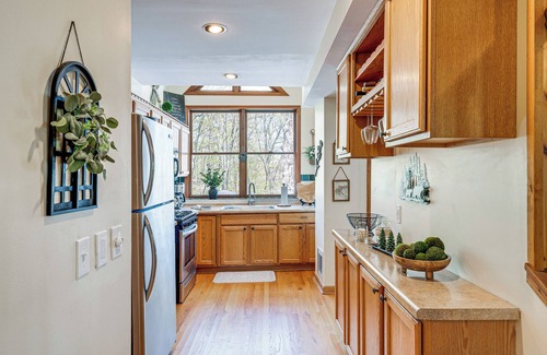 Elkhorn House | Charming Cottage: Steps to Lake Wandawega!