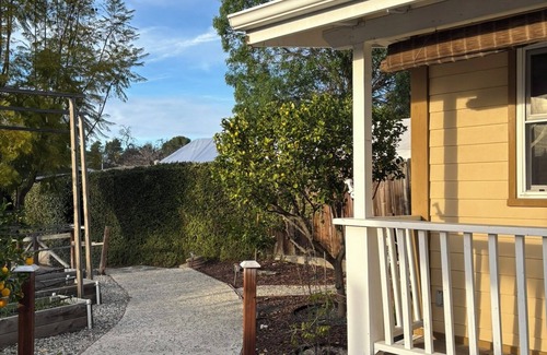 Thousand Oaks Cottage | Charming cottage in Thousand Oaks with WiFi and AC