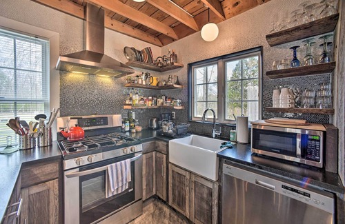 West Hurley Cottage | Charming Cottage w/Yard - 2 Mi to Tinker St!
