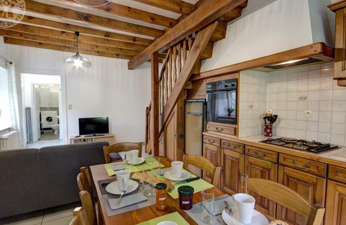 Apinac Cottage | Charming Cottage with Wifi, Bike Storage, and Outdoor Activities in Peaceful Forest Setting