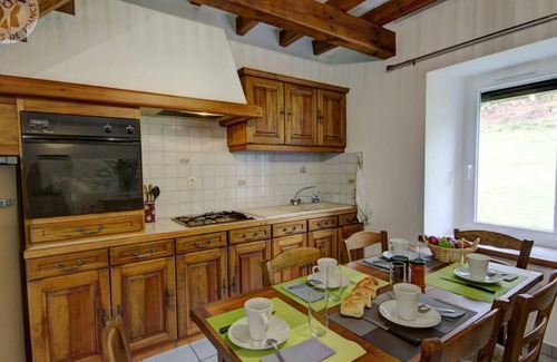 Apinac Cottage | Charming Cottage with Wifi, Bike Storage, and Outdoor Activities in Peaceful Forest Setting