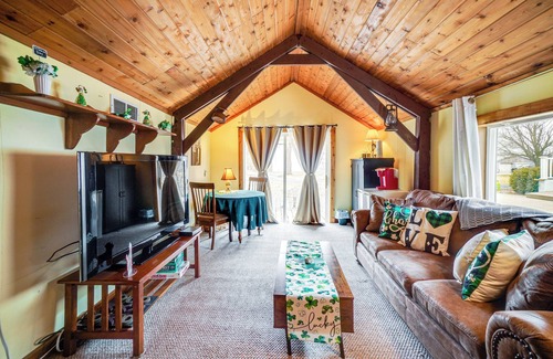 Honey Creek Cottage | Charming Country Cottage Guest House
