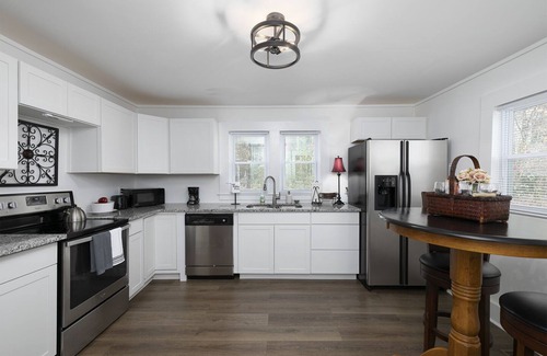 Dallas House | Charming Country Cottage Retreat - Walking distance to Downtown