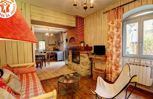 Montbrison Cottage | Charming Countryside Cottage with Lake Access, Fireplace & Modern Amenities