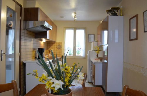 Meauce Cottage | "Charming Countryside Retreat: Cozy 2-BR Home with Garden, BBQ & Kids Play Area"