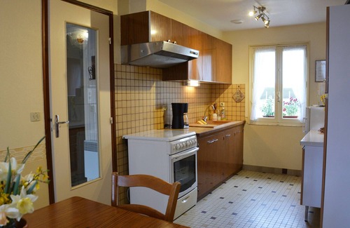 Meauce Cottage | "Charming Countryside Retreat: Cozy 2-BR Home with Garden, BBQ & Kids Play Area"